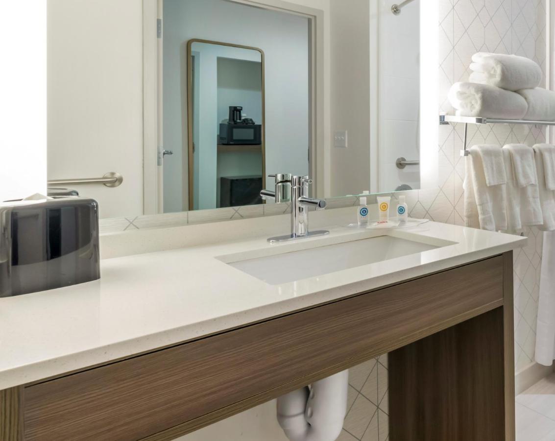 King Suite with Roll-In Shower - Disability Access/Non Smoking