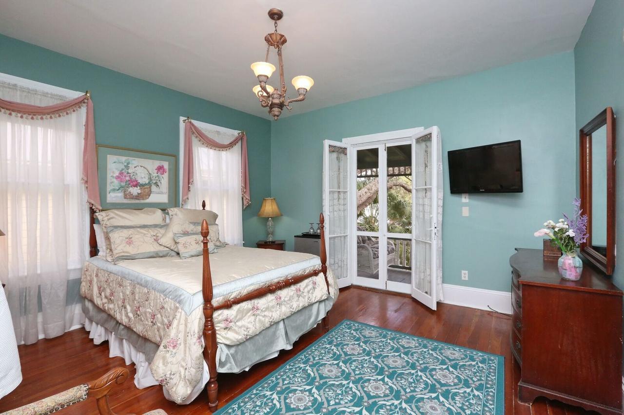 Queen Room with Balcony