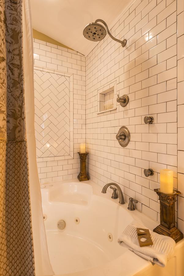 King Room with Spa Bath - Gold Room in Private Cottage