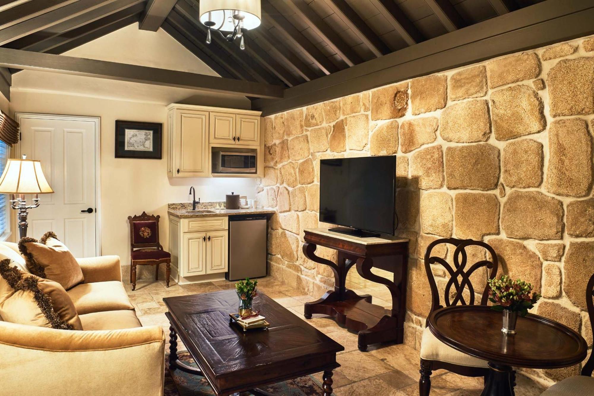 Deluxe King Suite